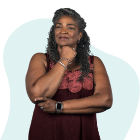 Una mujer afroamericana 60 con un vestido rojo pensativa
