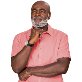 Hombre afroamericano con camisa roja clara de pie sonriendo y pensando