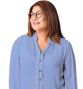 Mujer hispana con cabello castaño hasta los hombros y anteojos mirando a su izquierda hacia el encabezado de Medicare Advantage y sonriendo. Lleva una blusa azul de manga larga con cuello en v.