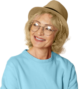 Mujer sonriendo con sombrero