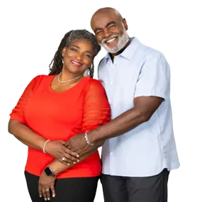 pareja afroamericana sonriente apoyándose el uno en el otro