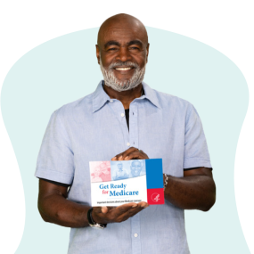 Hombre afroamericano con camisa celeste sosteniendo panfleto de Prepárese para Medicare