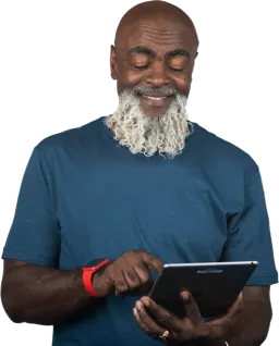 Hombre con barba usando tableta
