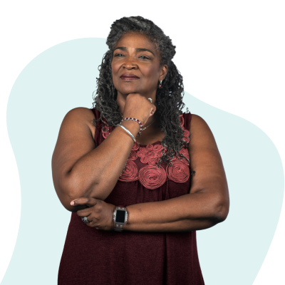 Una mujer afroamericana 60 con un vestido rojo pensativa